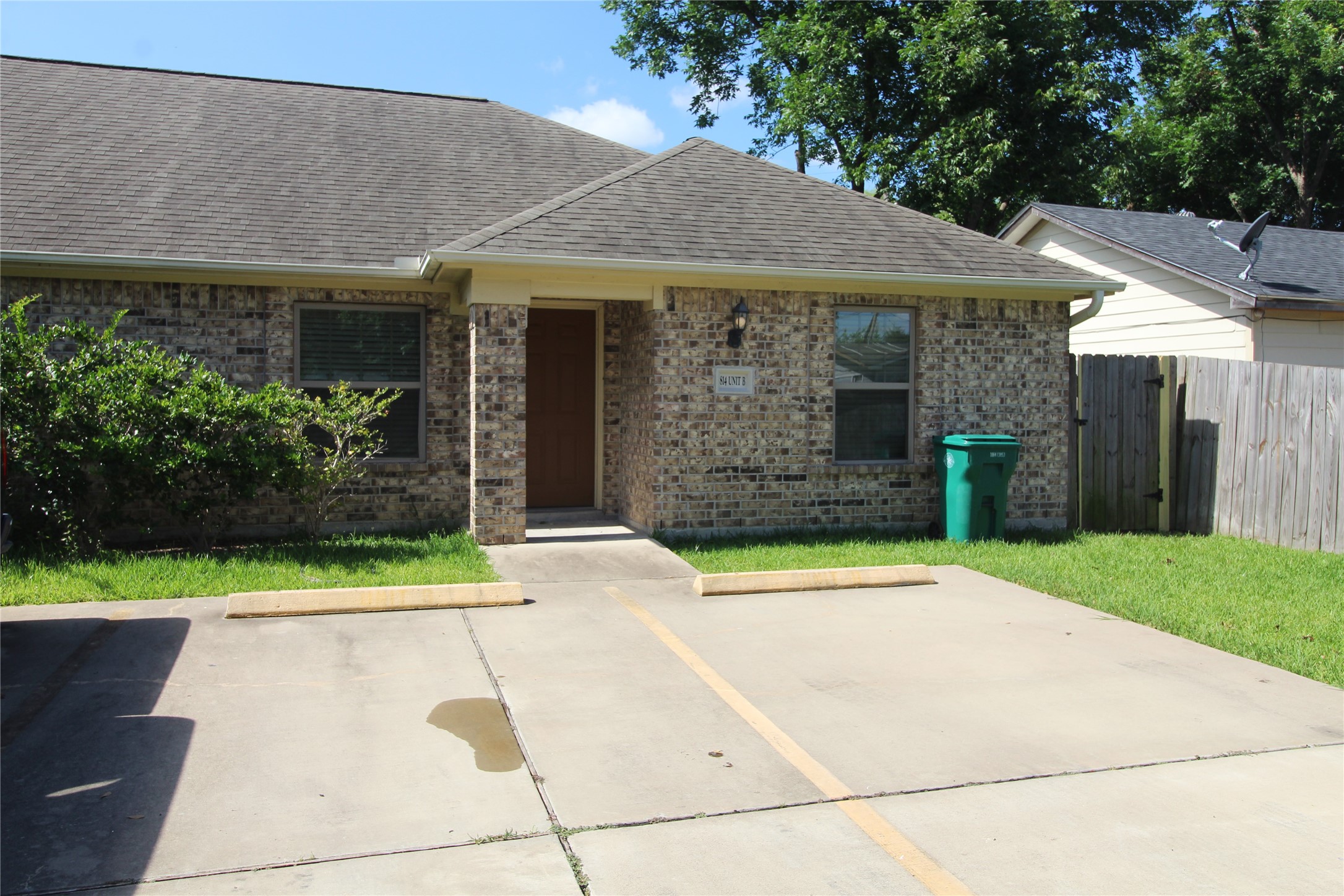814 Mobile Drive B Property Photo 2