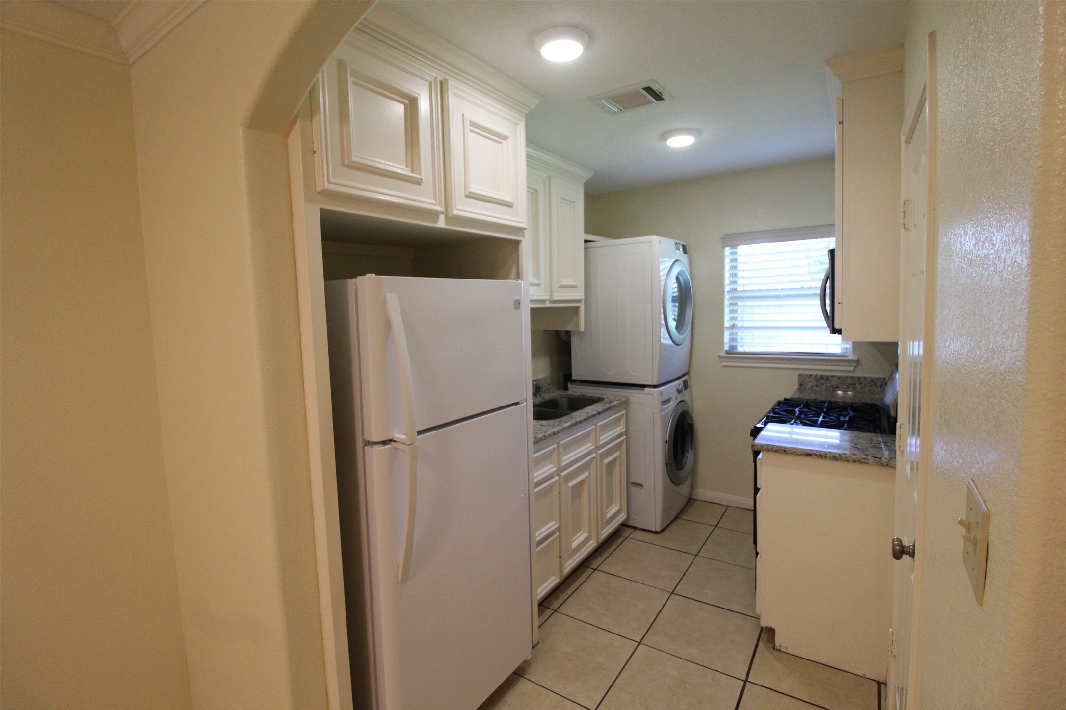 814 Mobile Drive B Property Photo 8