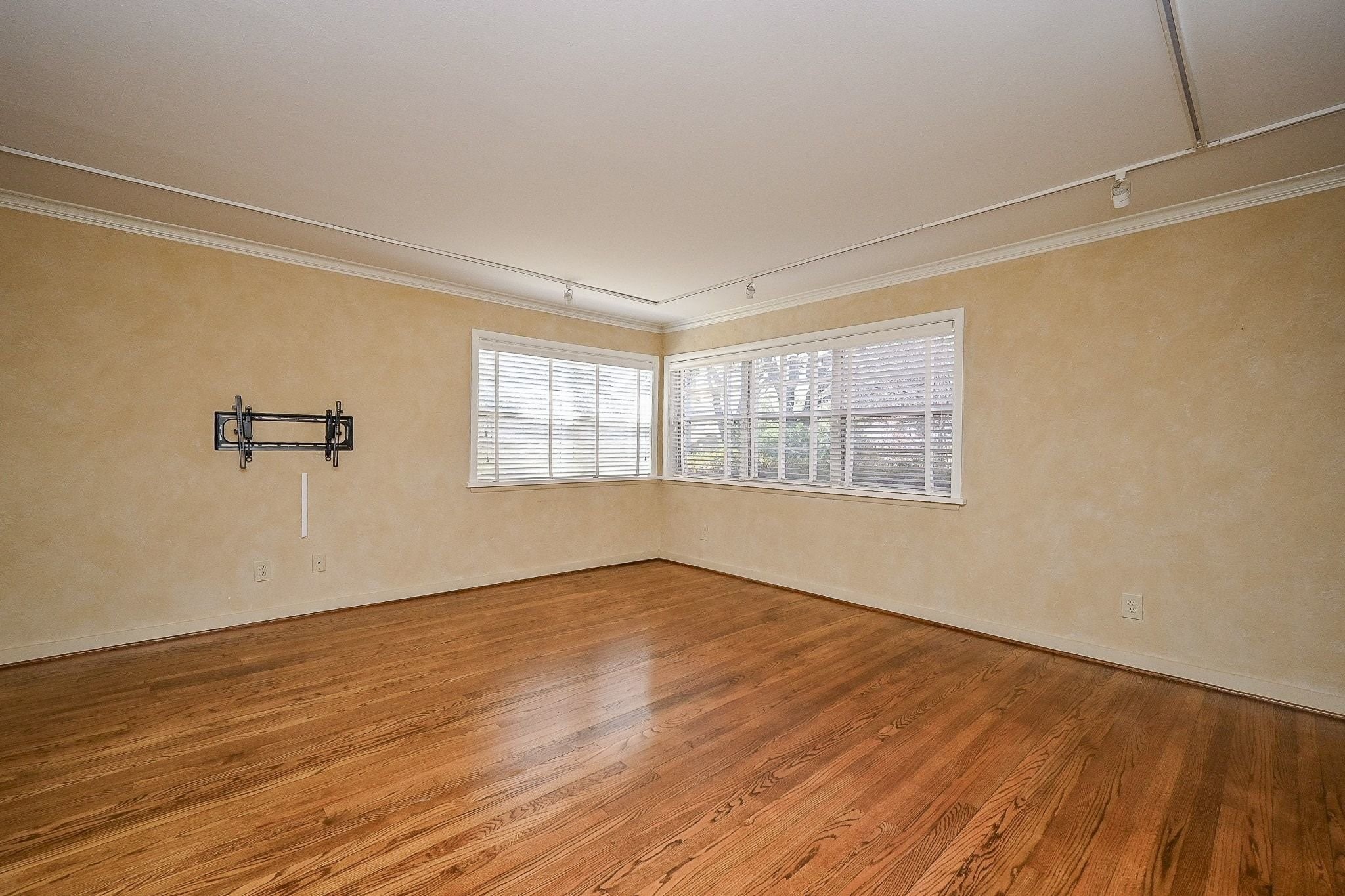 2821 Eastgrove Lane Property Photo 5