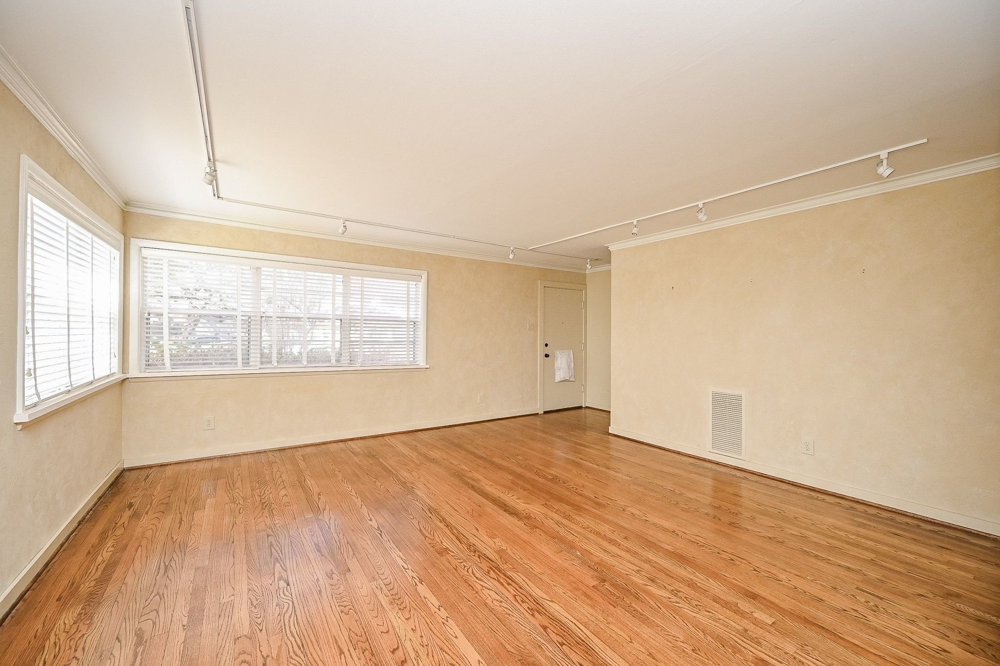 2821 Eastgrove Lane Property Photo 7