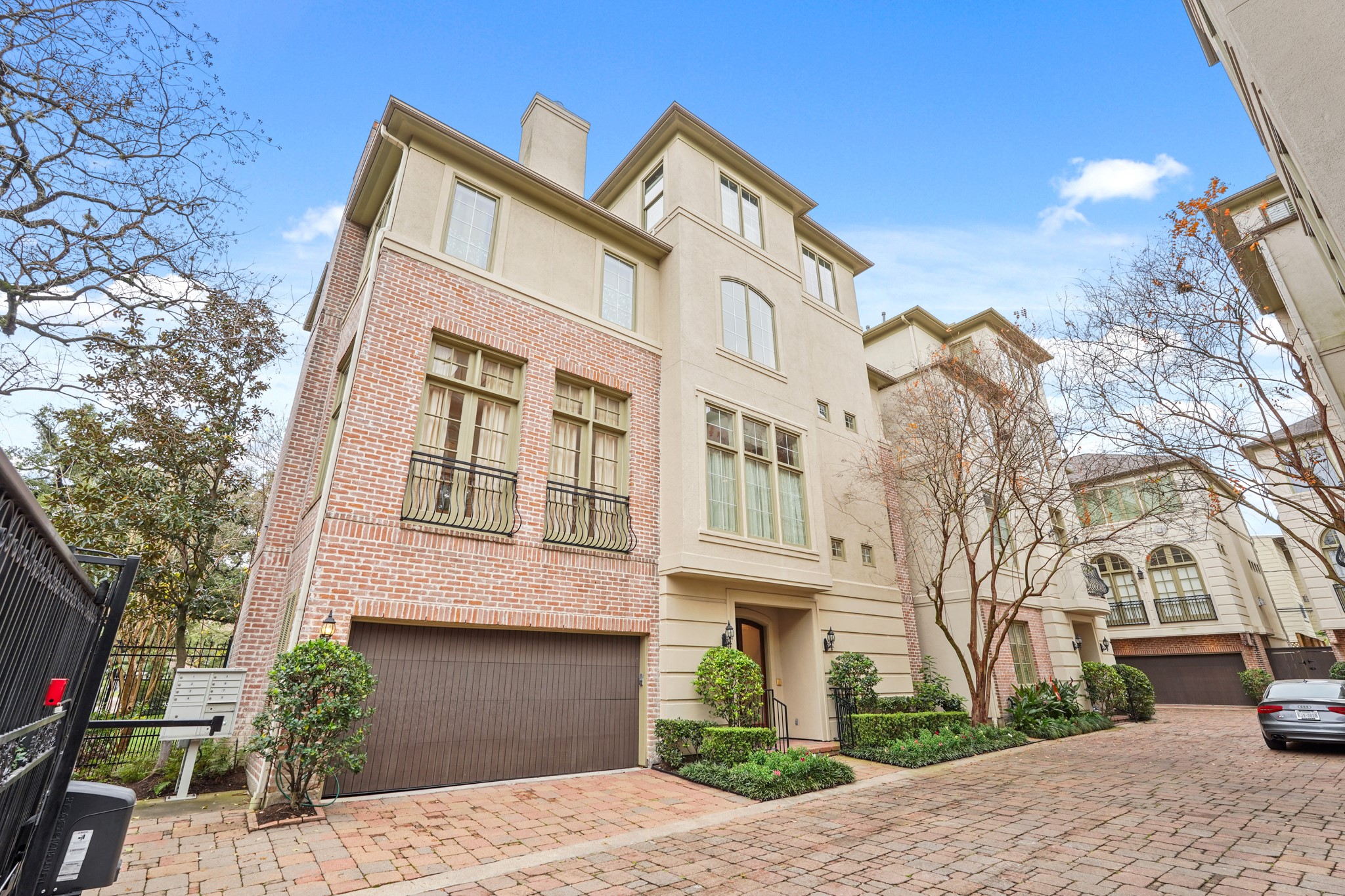 521 Lovett Boulevard Property Photo 1