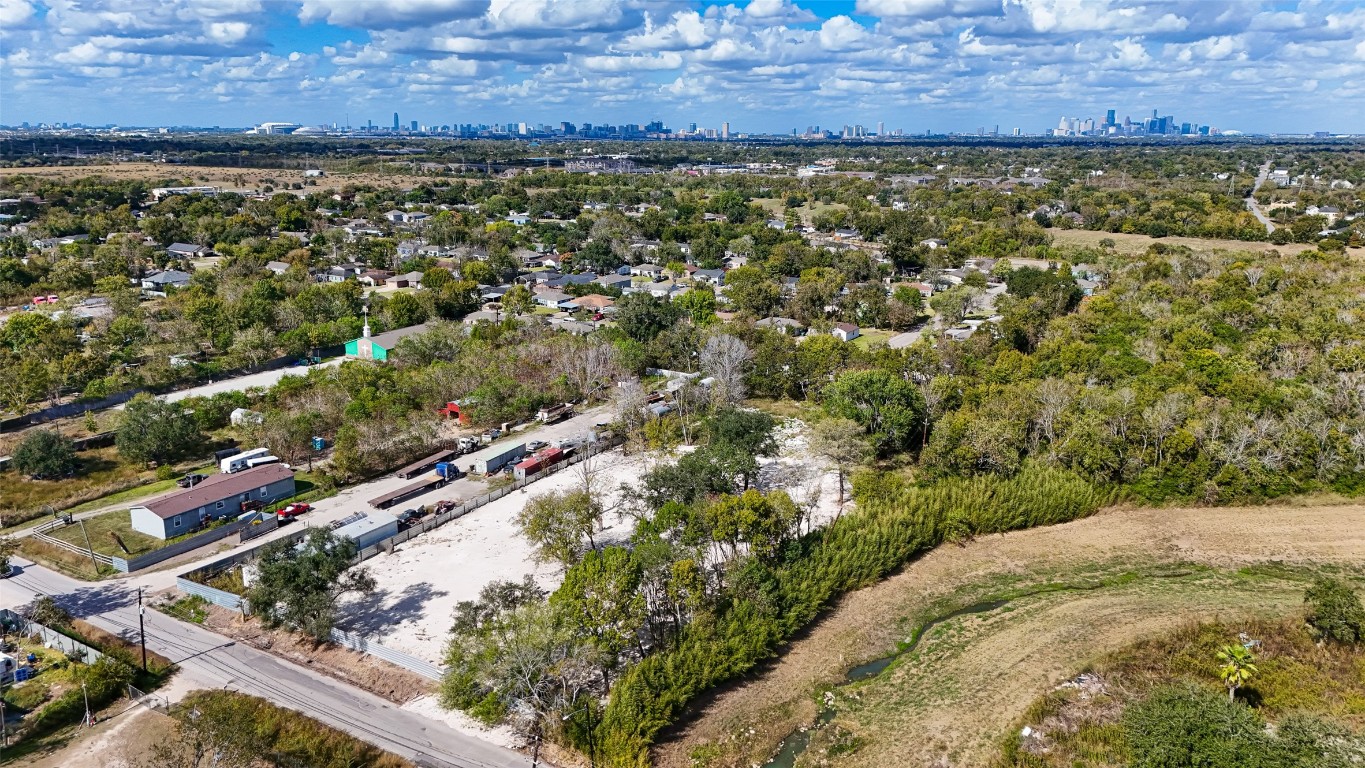5033 S Acres Drive Property Photo 9