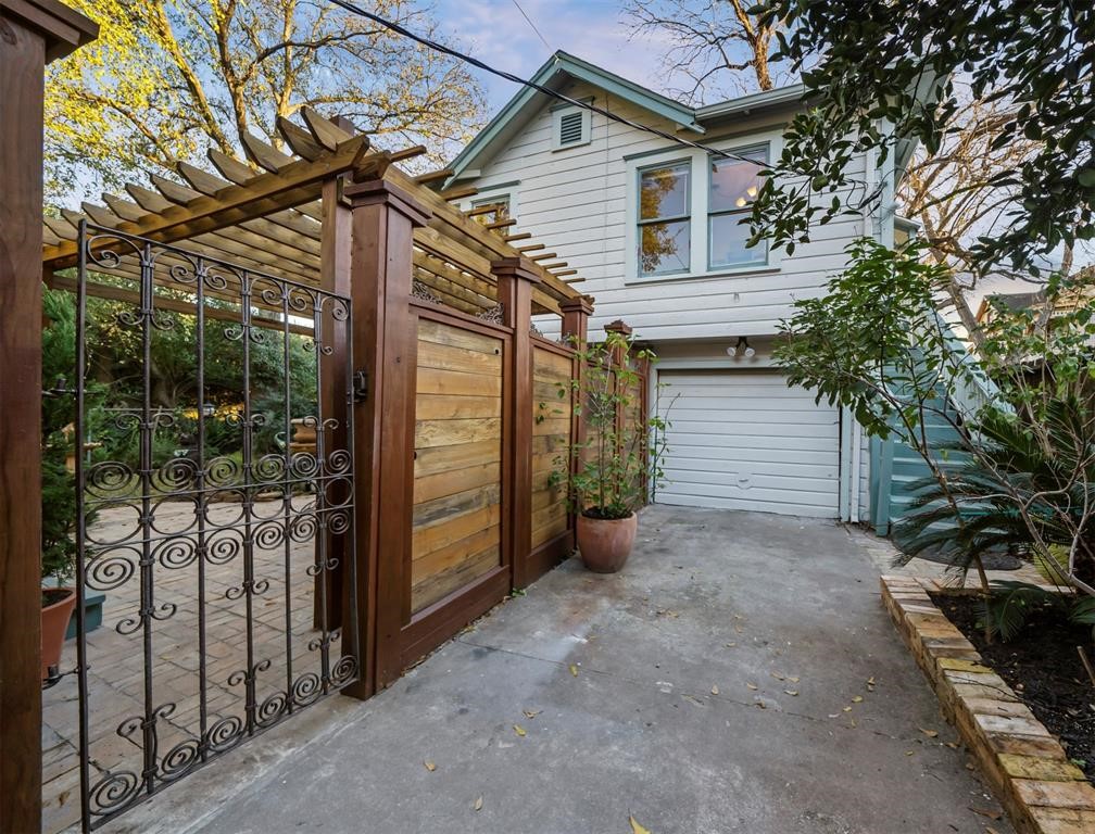1909 Lubbock Street 2 Property Photo 1