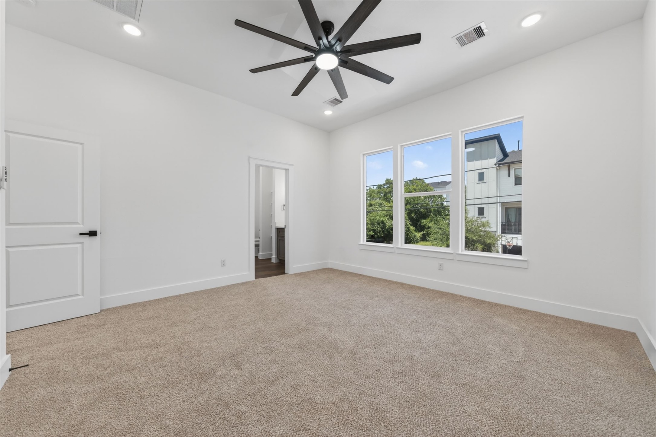 2714 Drew Street Property Photo 13