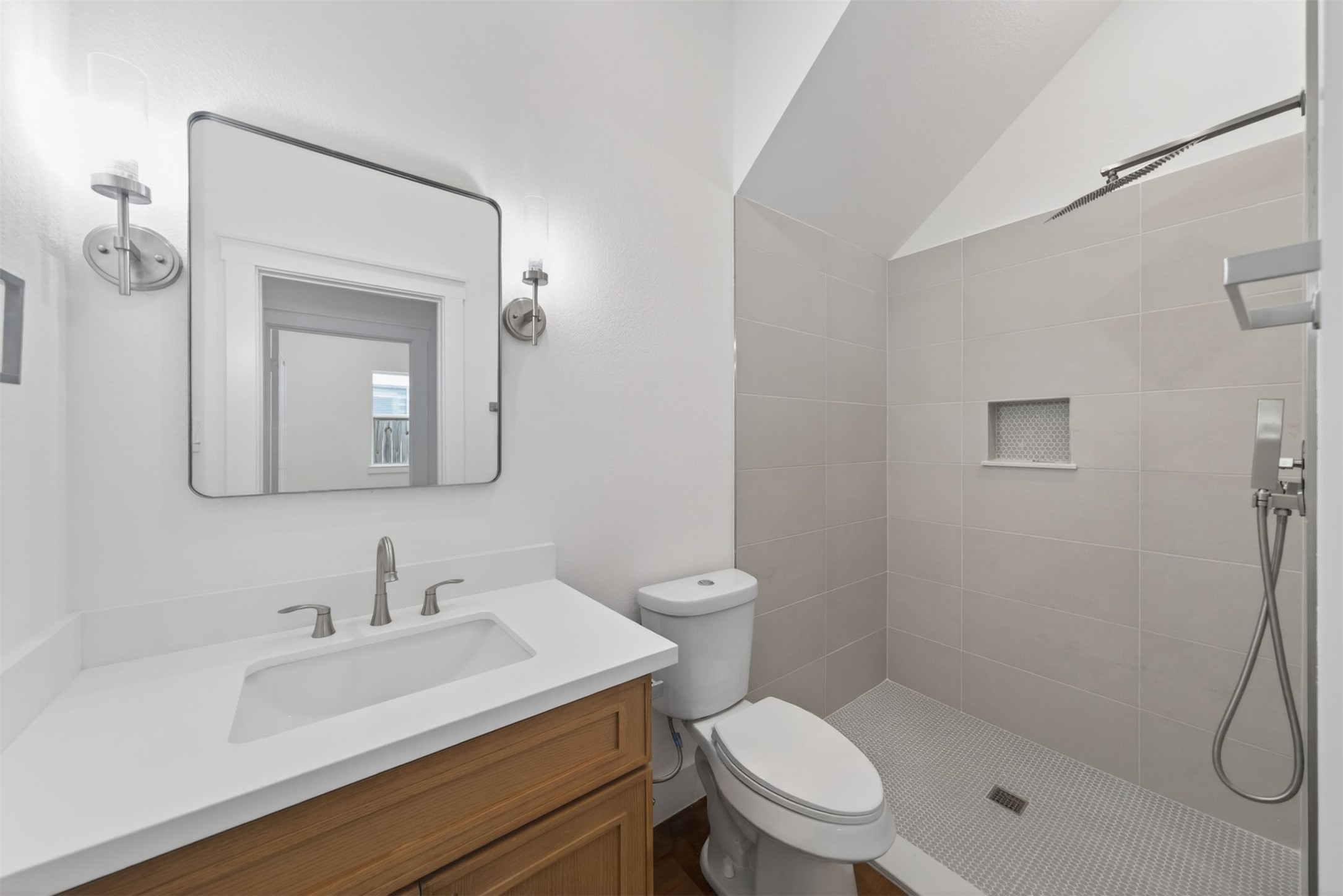 2714 Drew Street Property Photo 26
