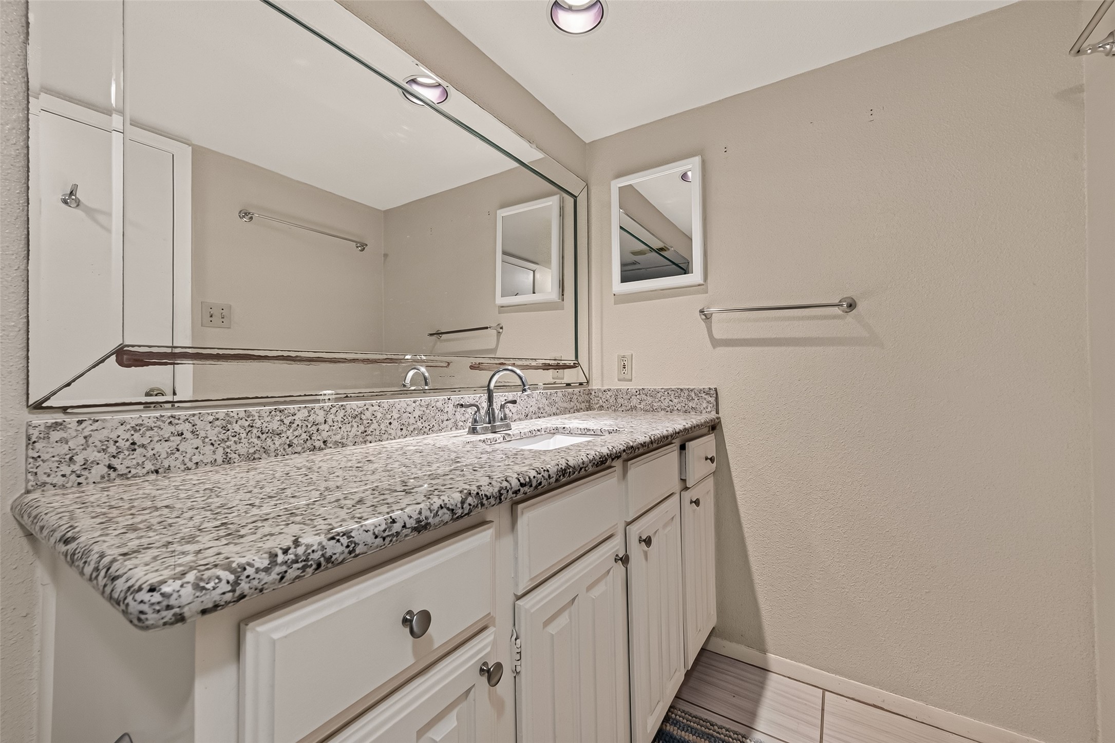 2120 Wilcrest Drive 220 Property Photo 21