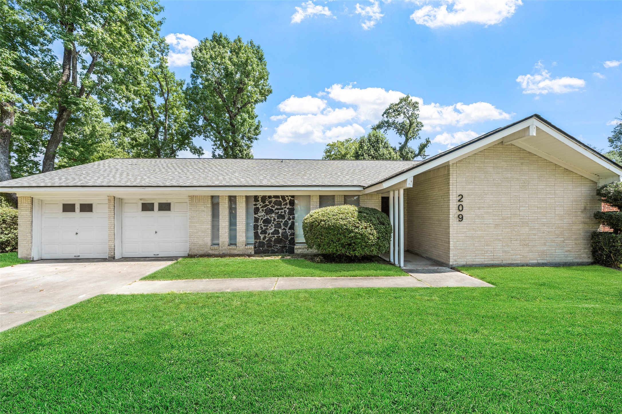 209 Pine Oak Drive Property Photo 5