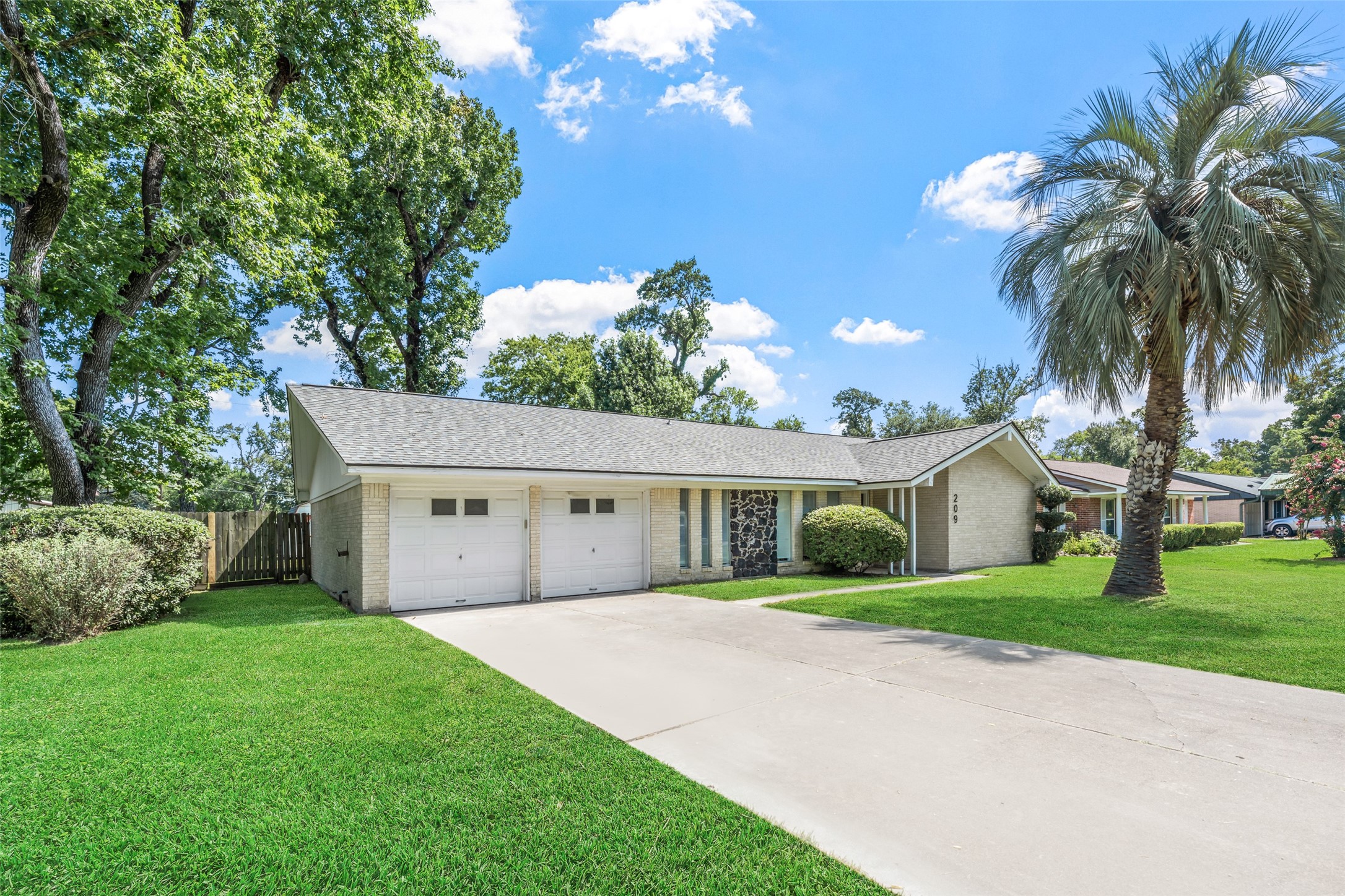 209 Pine Oak Drive Property Photo 6