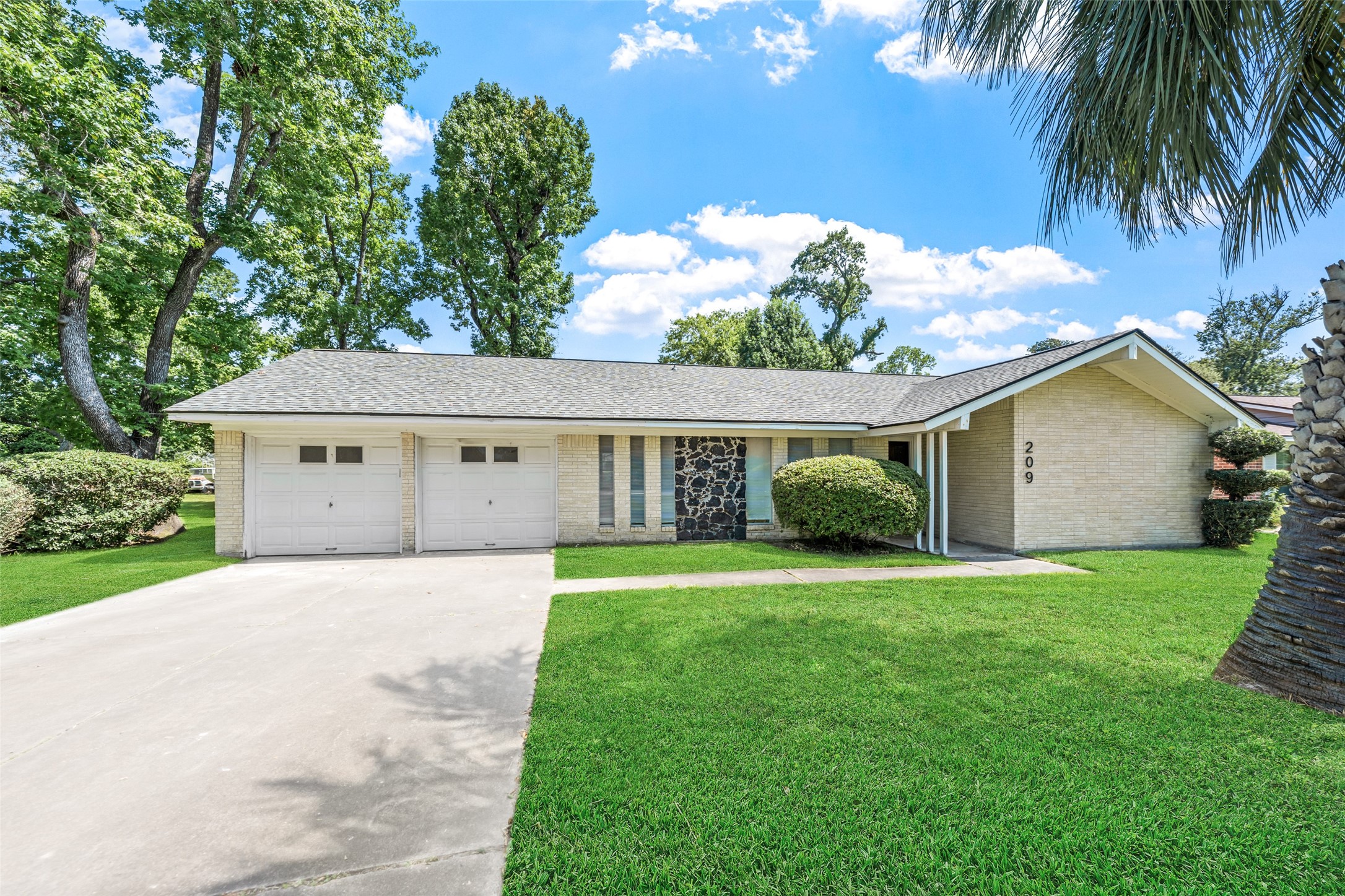 209 Pine Oak Drive Property Photo 7