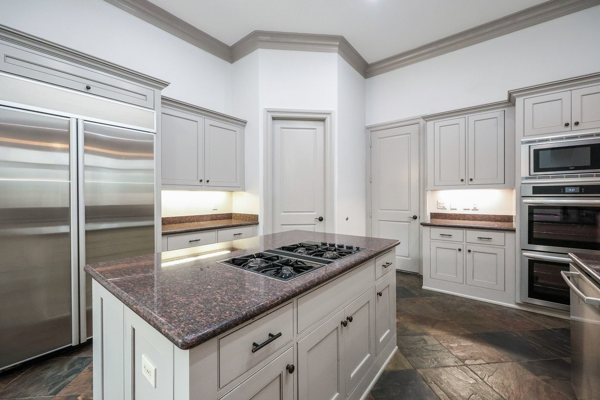 2702 Tudor Manor Property Photo 17
