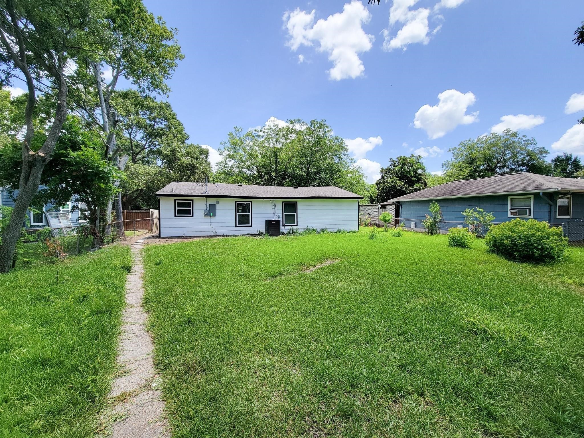 2810 Forest Oaks Boulevard Property Photo 3