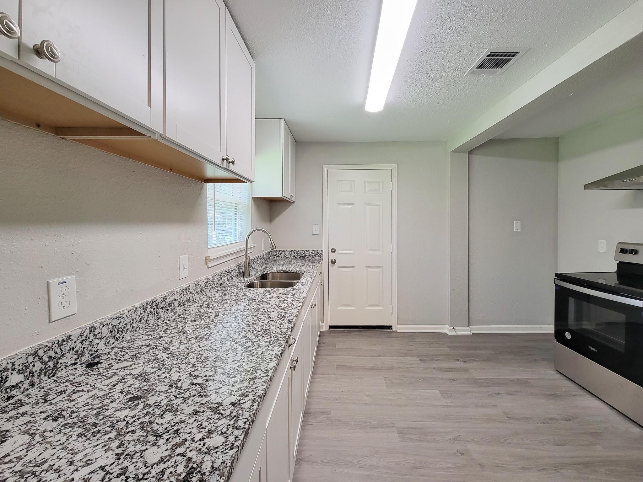 2810 Forest Oaks Boulevard Property Photo 8
