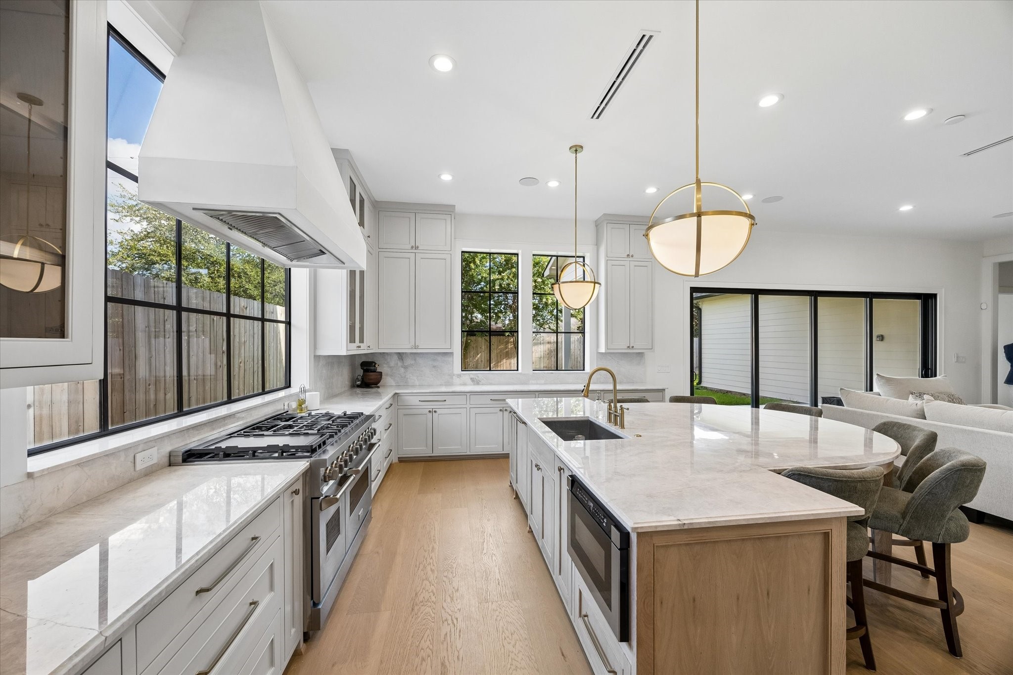 6911 Hartland Avenue Property Photo 8