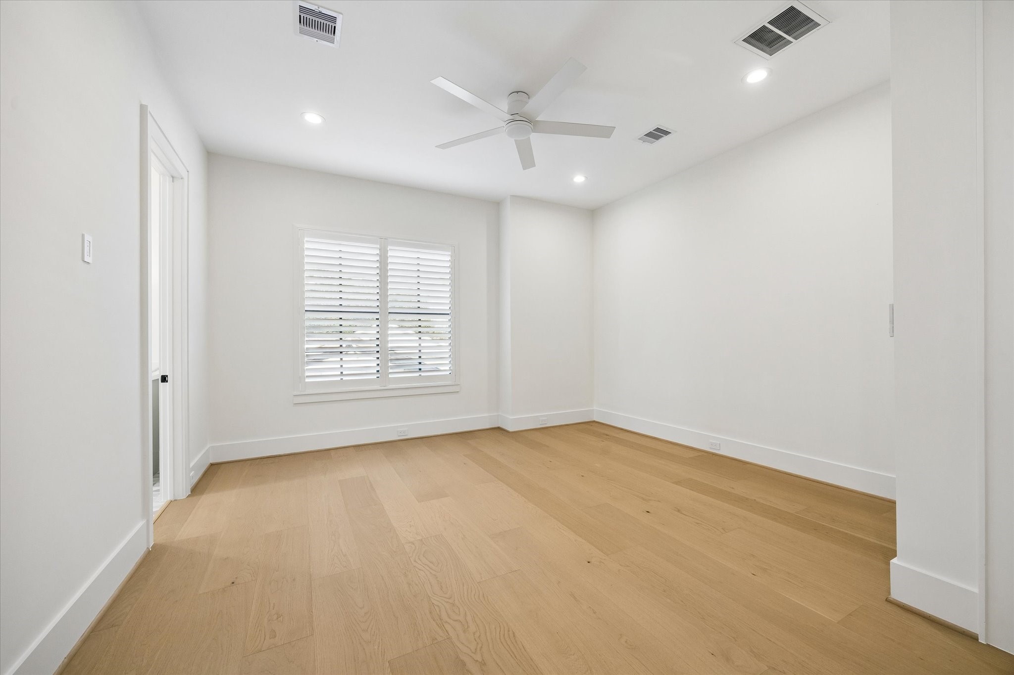 6911 Hartland Avenue Property Photo 21
