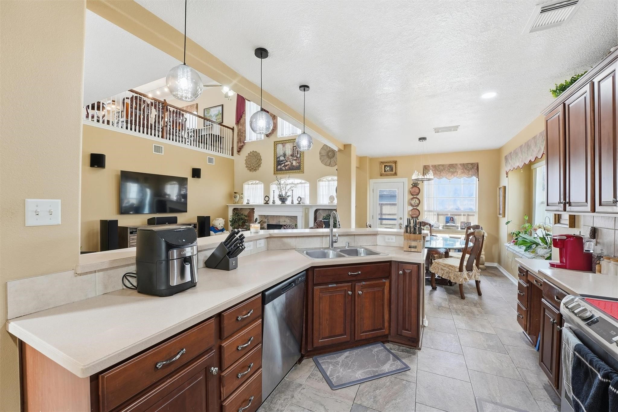 19103 Olympic Circle Property Photo 31