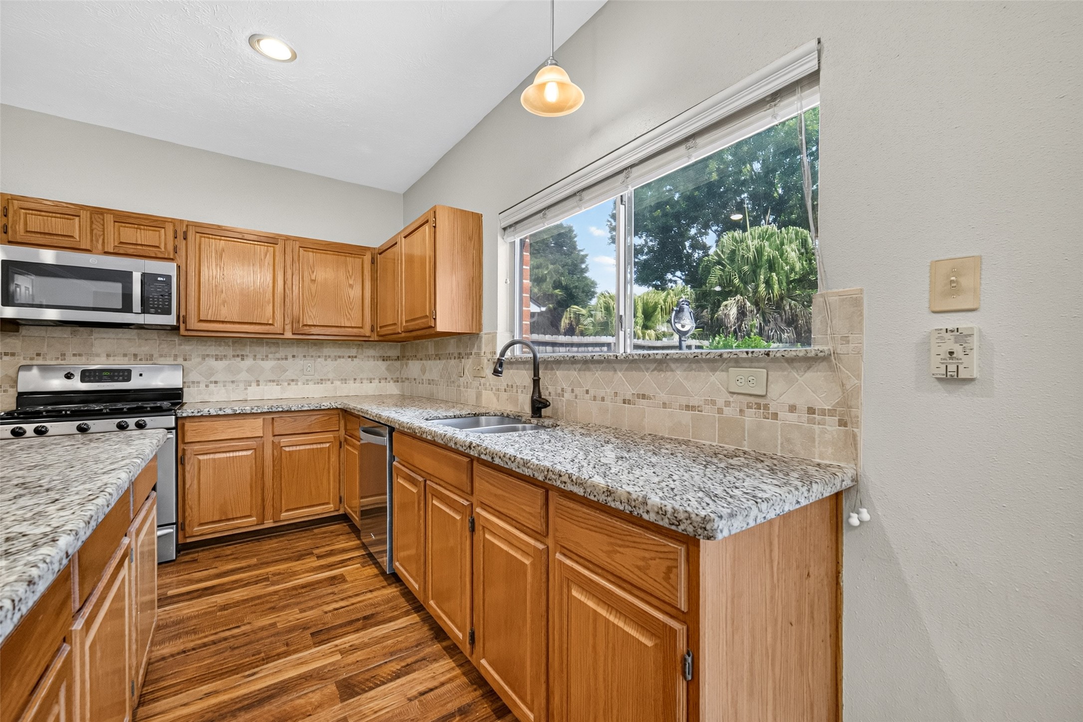 16511 Dawncrest Way Property Photo 10