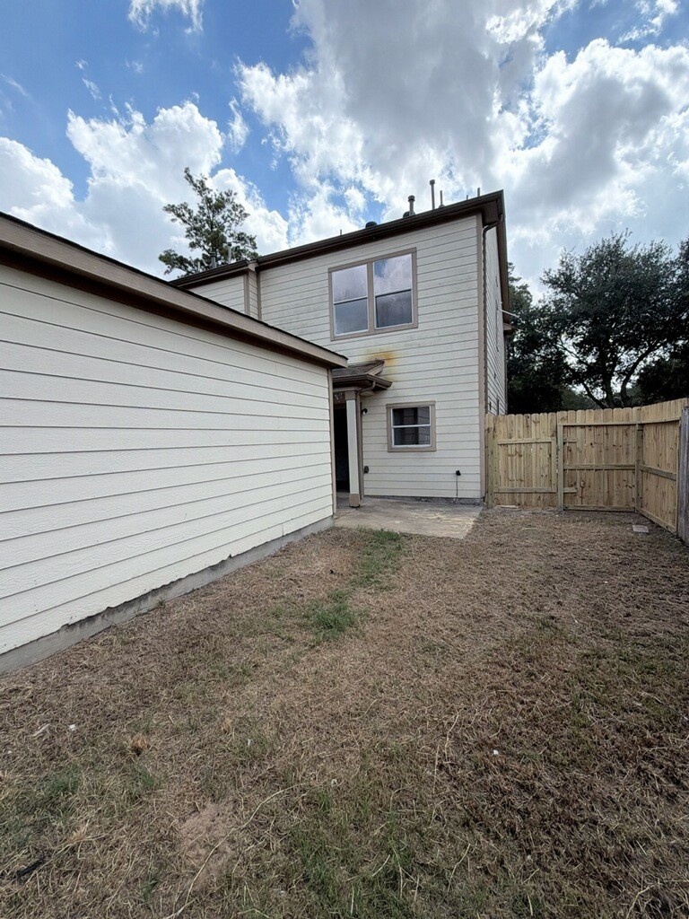 2211 Walnut Fair Lane Property Photo 3