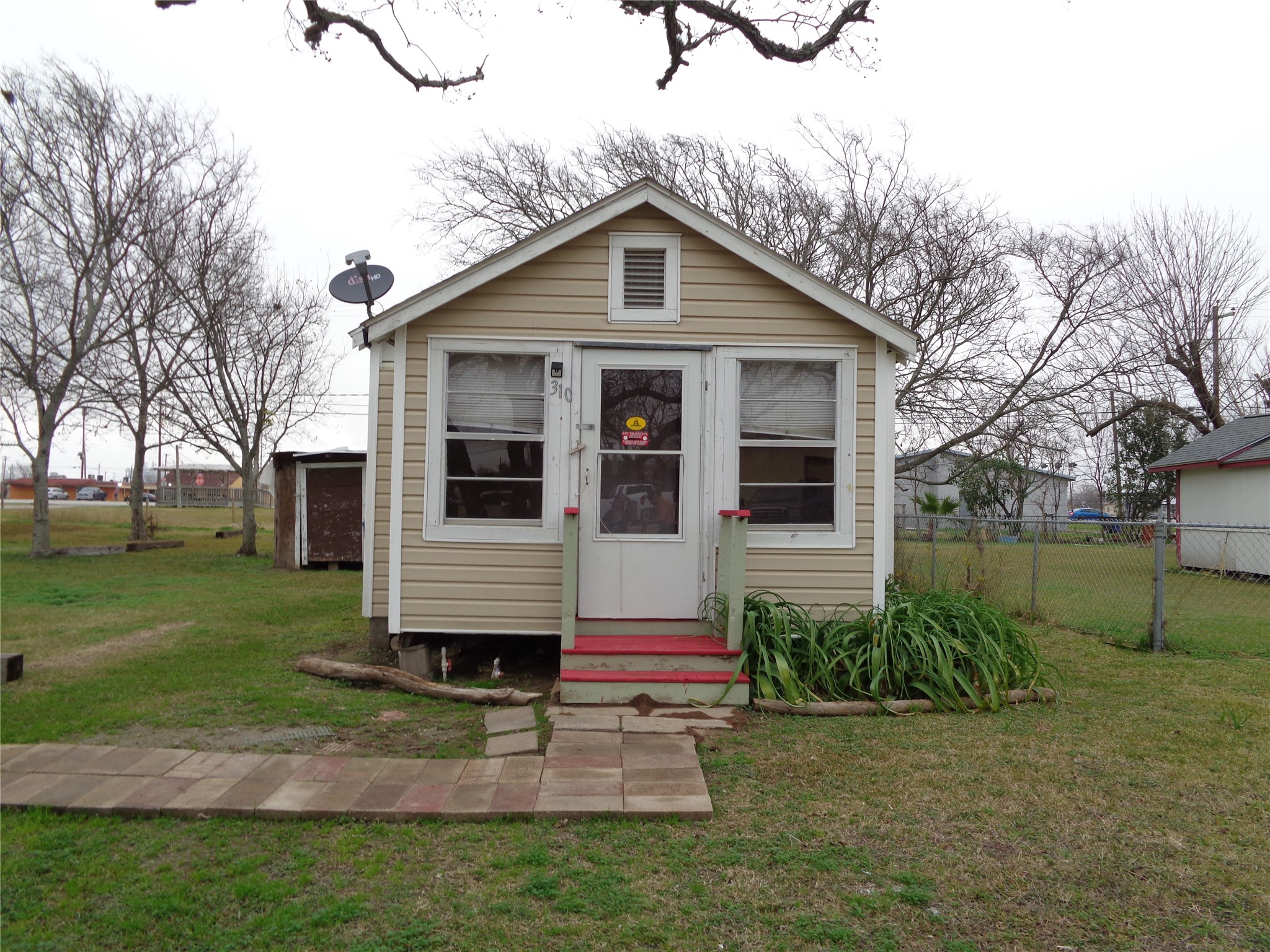 310 S Avenue D Property Photo 1