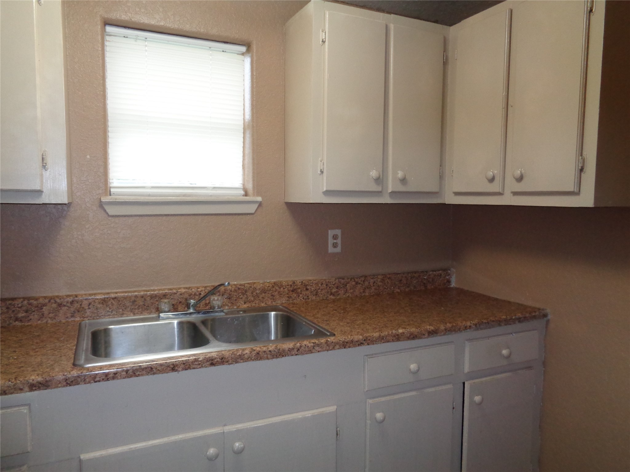 310 S Avenue D Property Photo 3