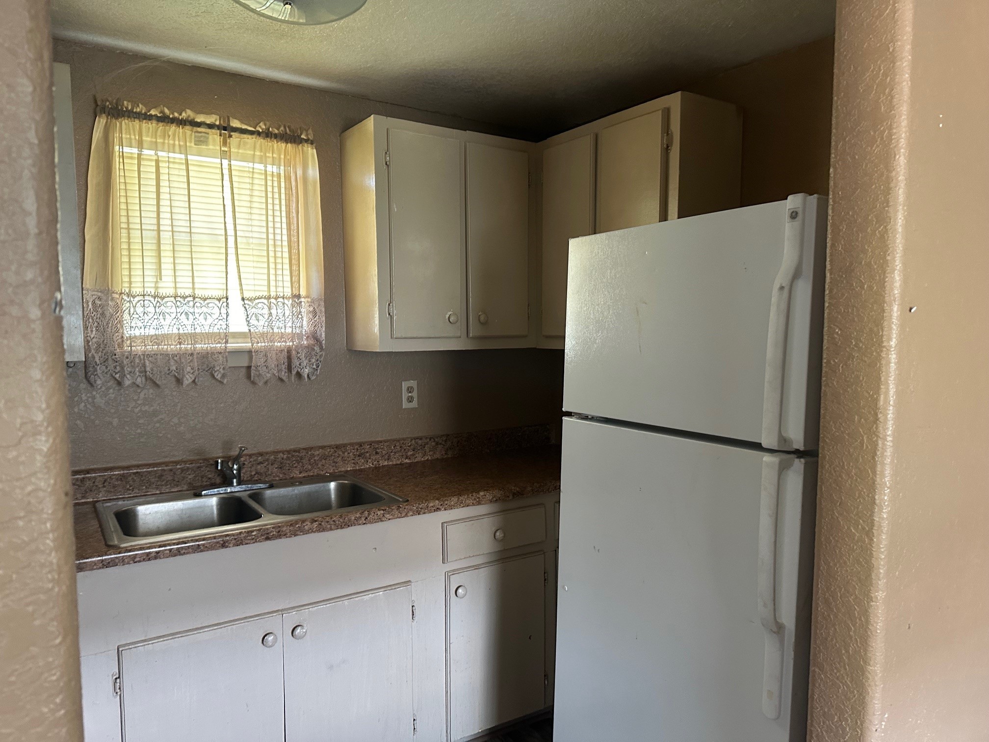 310 S Avenue D Property Photo 4