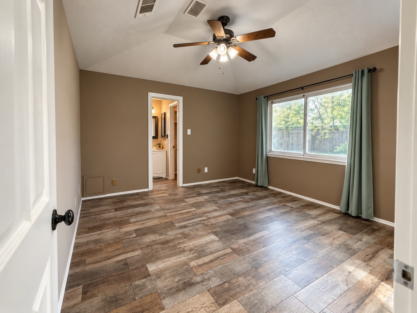 21311 Greenham Drive Property Photo 7