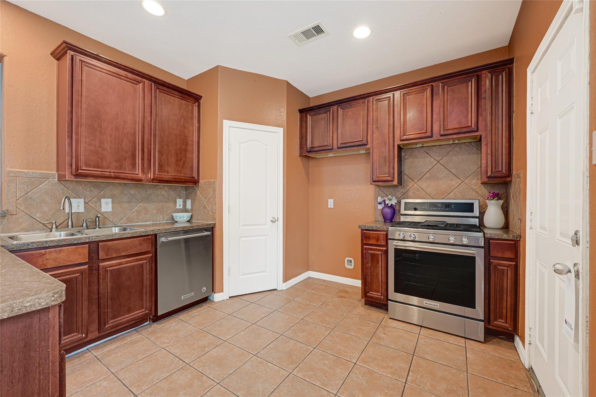 9429 Lambright Road Property Photo 11