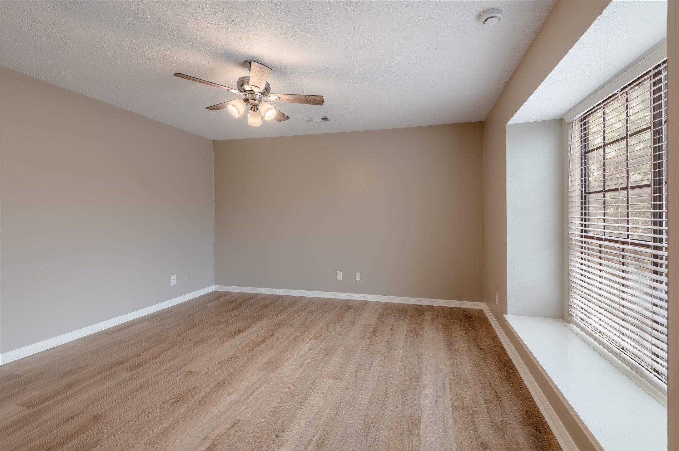 2402 Sycamore Avenue D8 Property Photo 4