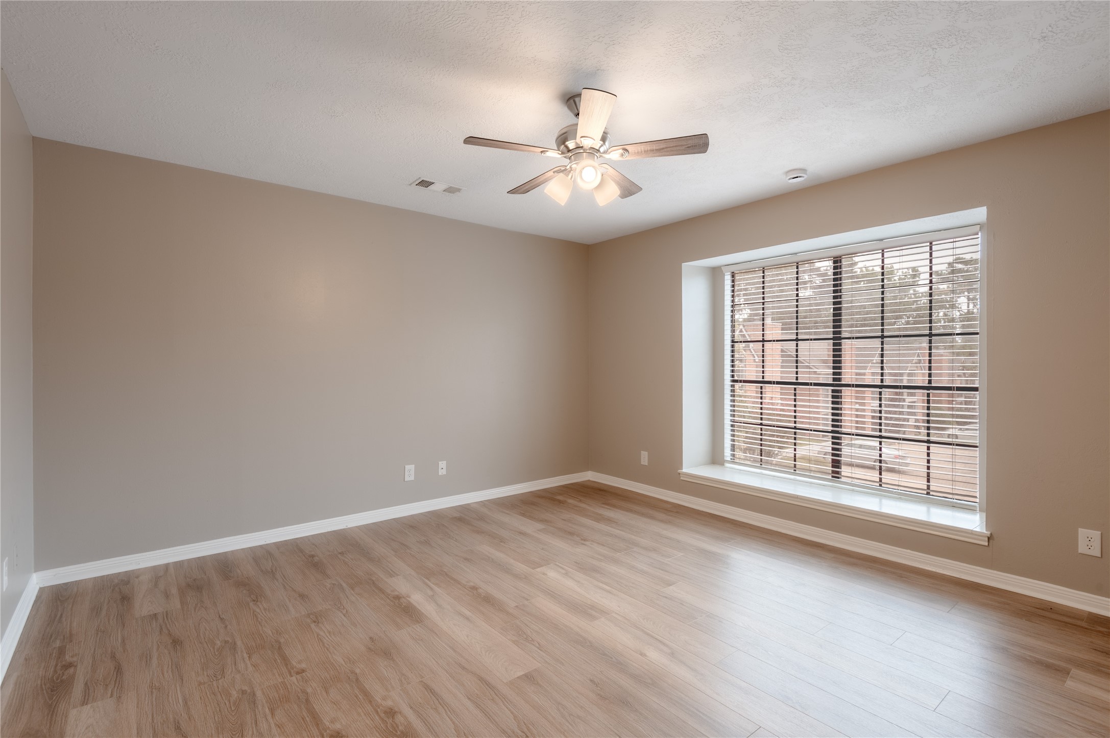 2402 Sycamore Avenue D8 Property Photo 5