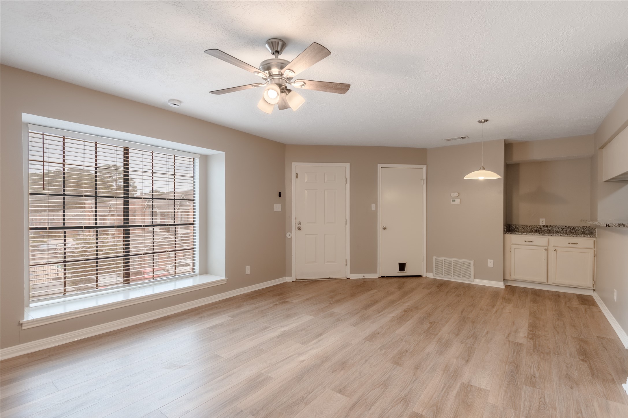 2402 Sycamore Avenue D8 Property Photo 6