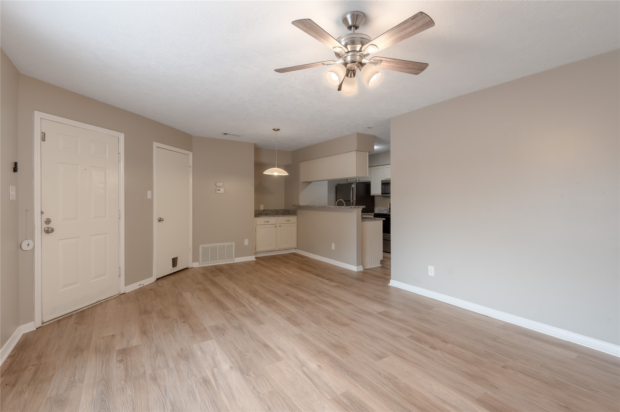 2402 Sycamore Avenue D8 Property Photo 7