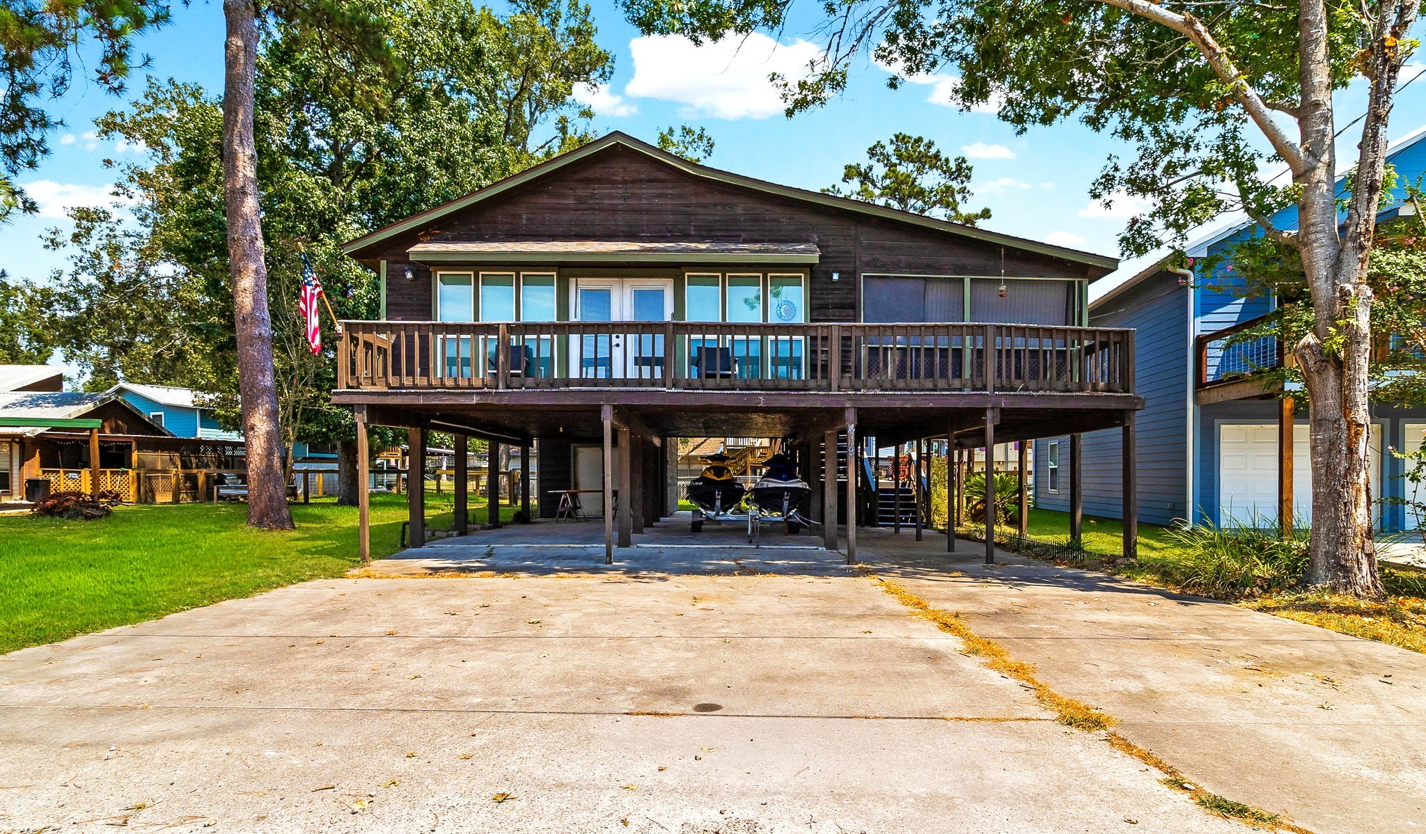 419 W Lake Shore Dr Property Photo 3