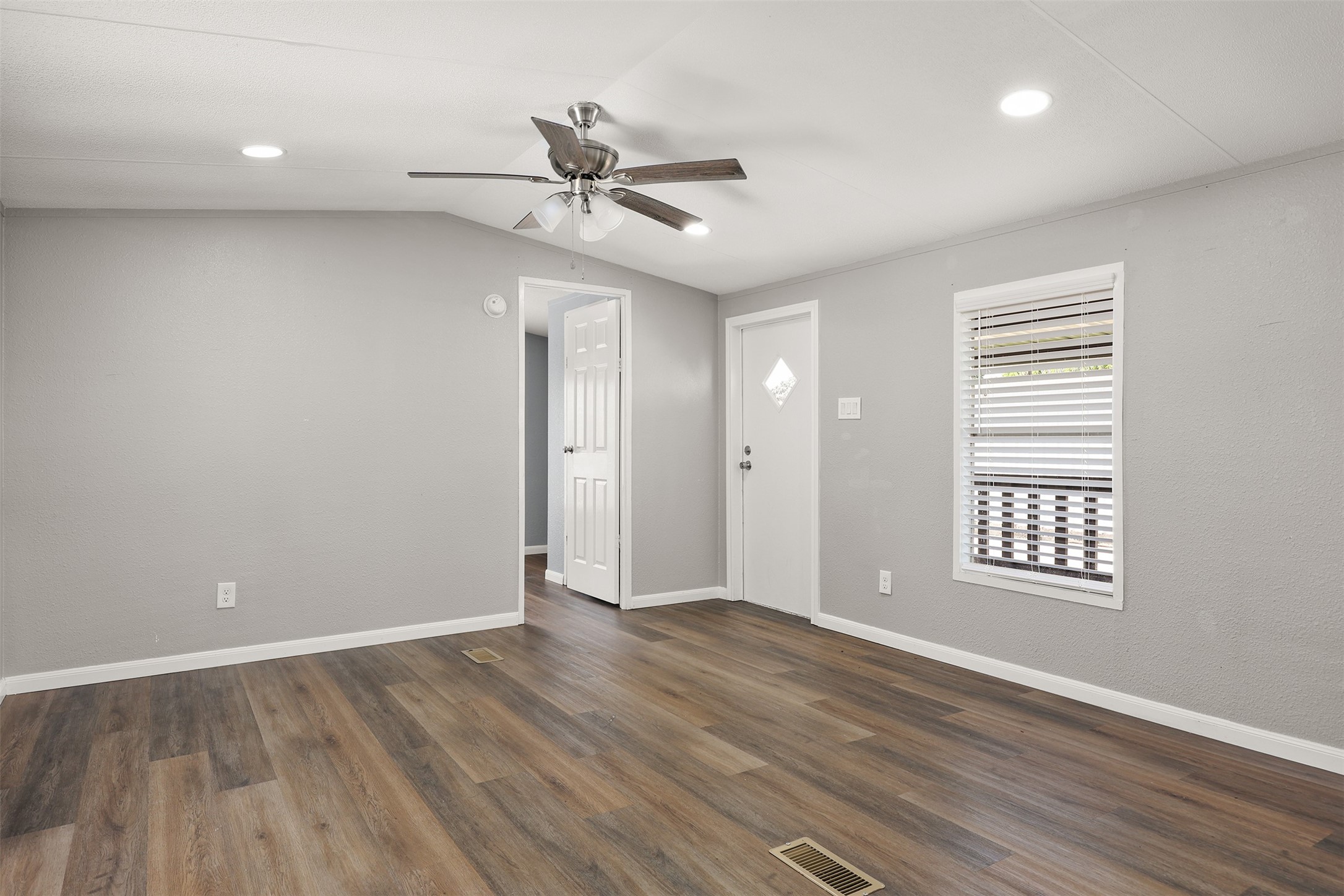 2222 N Austin Avenue 32 Property Photo 6