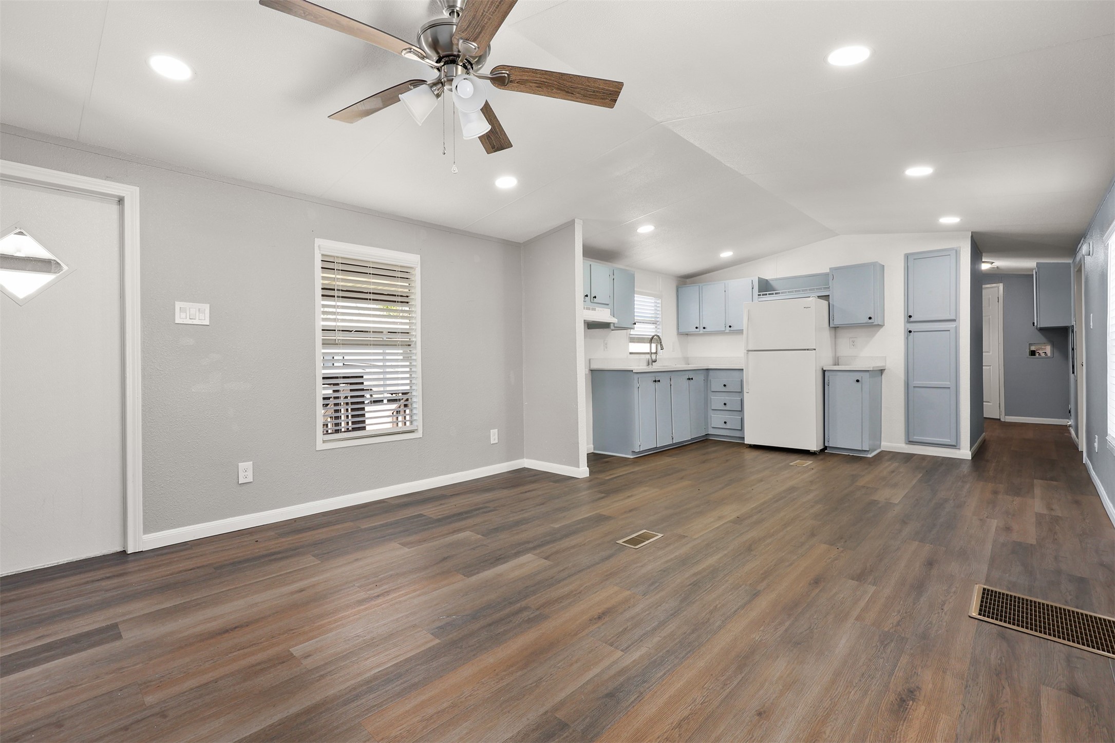 2222 N Austin Avenue 32 Property Photo 8