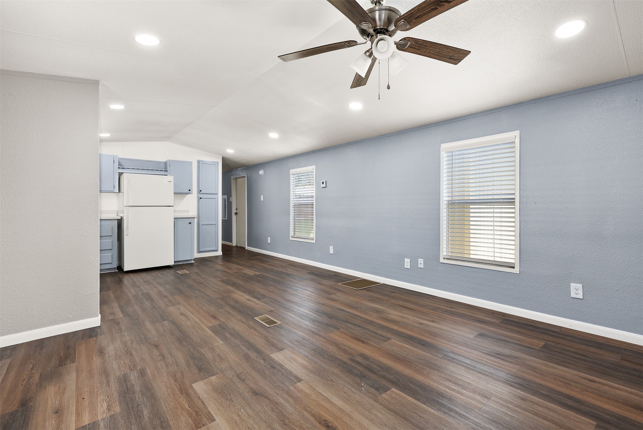 2222 N Austin Avenue 32 Property Photo 9