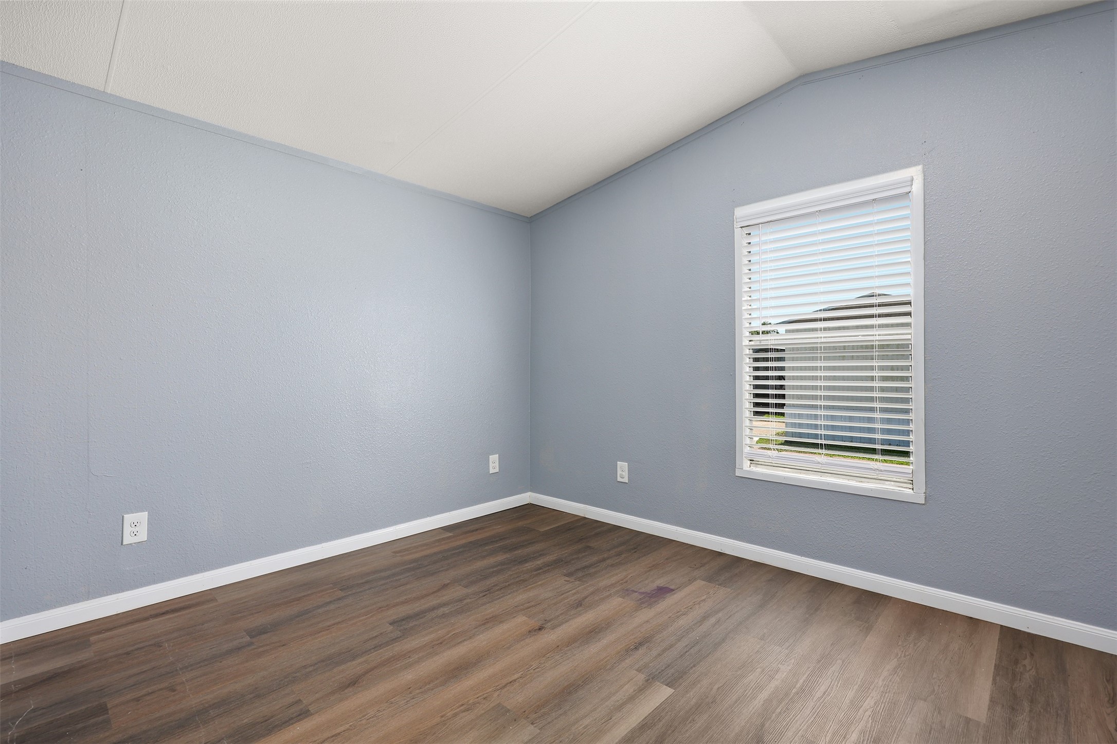 2222 N Austin Avenue 32 Property Photo 12
