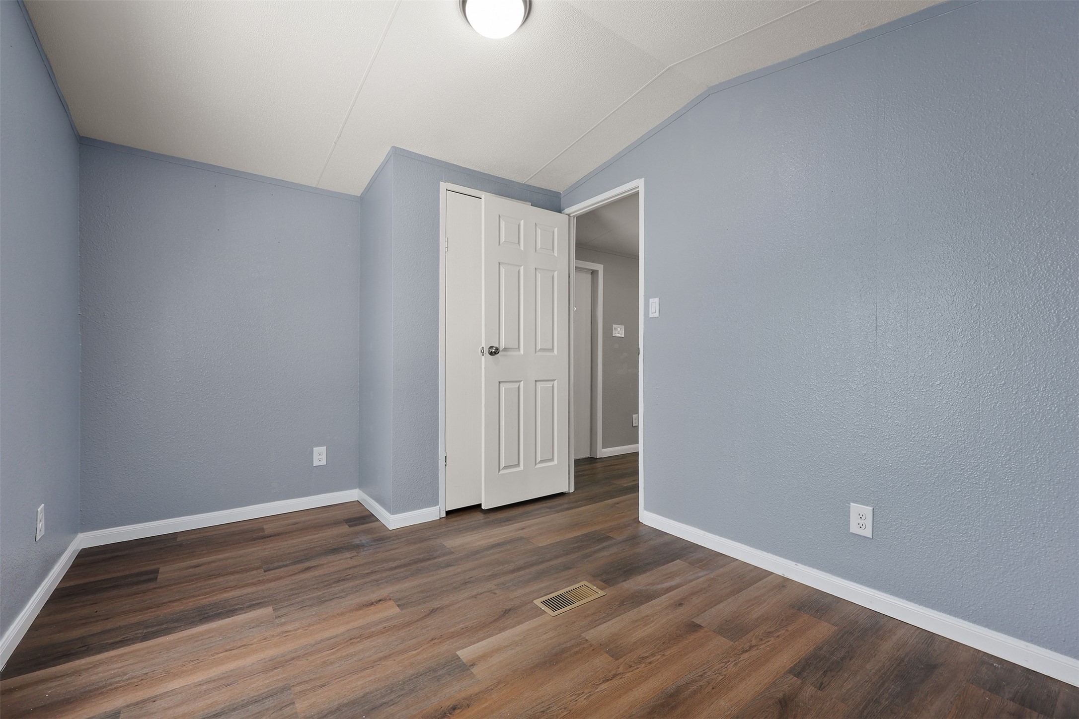 2222 N Austin Avenue 32 Property Photo 13