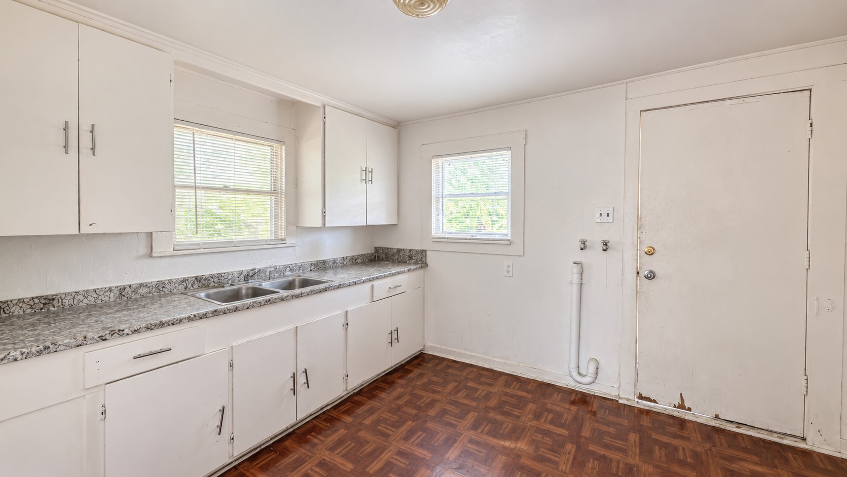 7915 Colonial Lane Property Photo 4