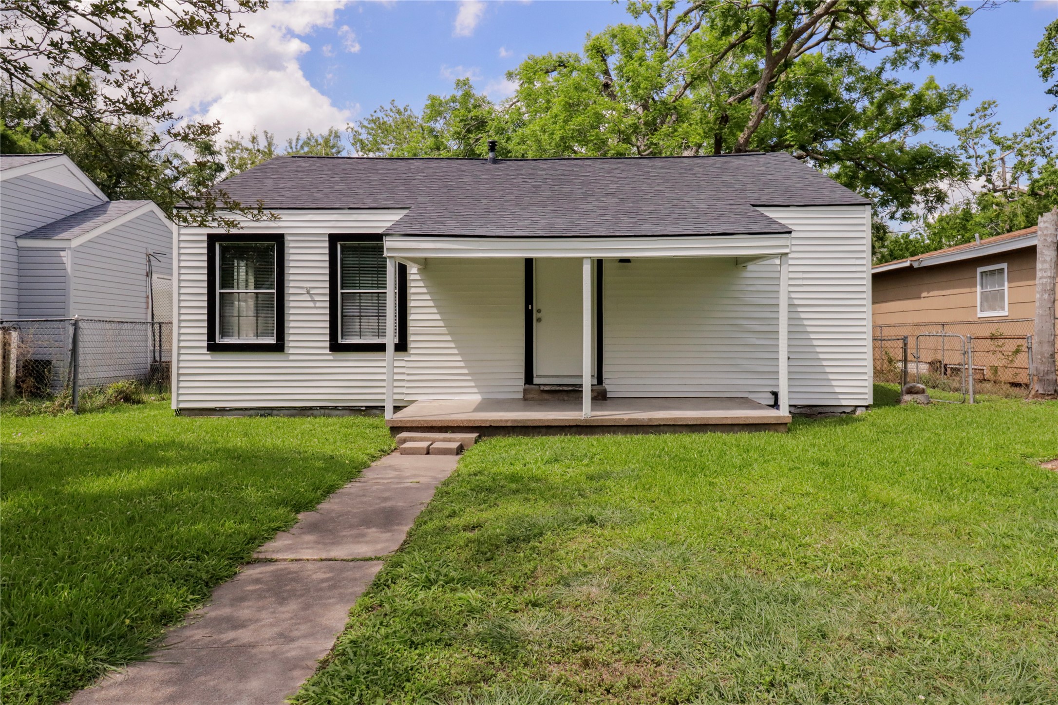1306 W 6th Street Property Photo 1