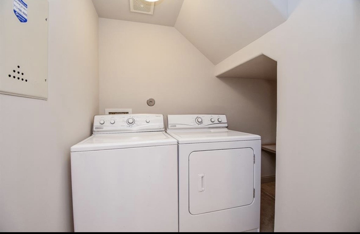 2908 Leeland Street Property Photo 7