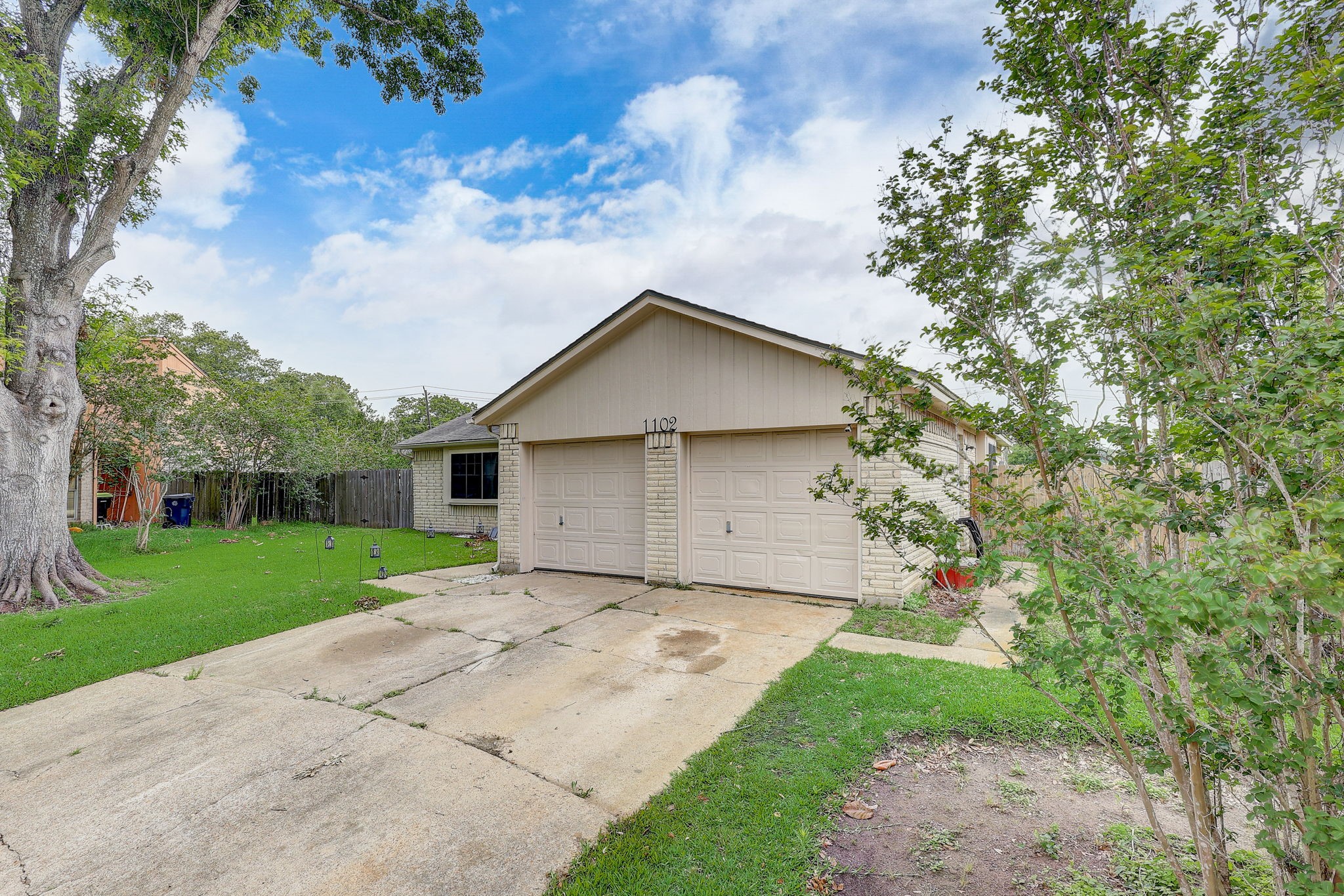 1102 Pecan Glen Drive Property Photo 2