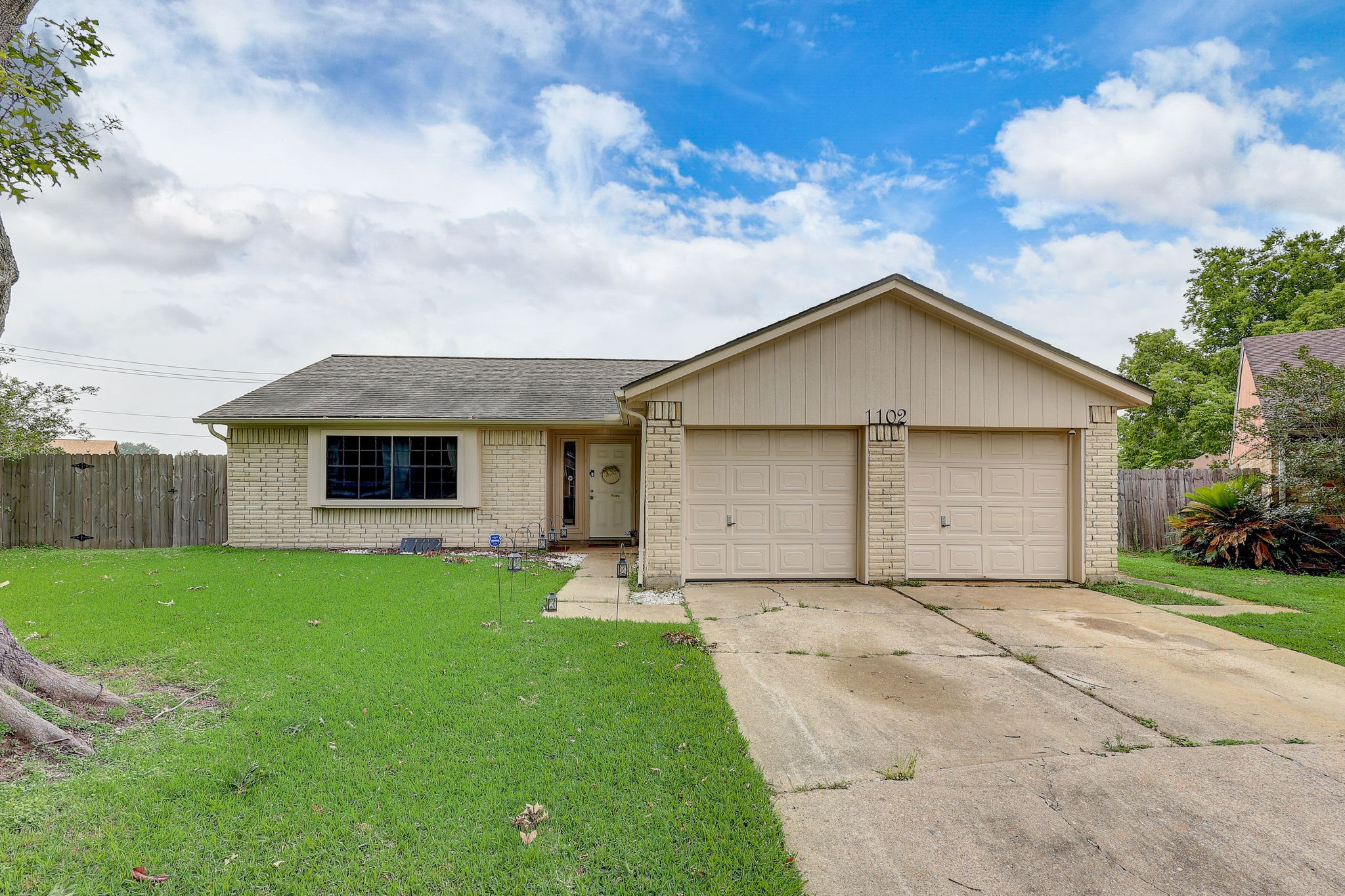 1102 Pecan Glen Drive Property Photo 3