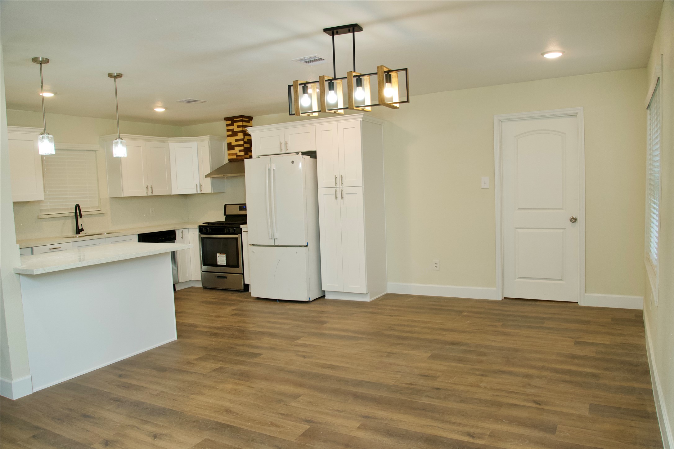 2405 Byron Avenue Property Photo 3