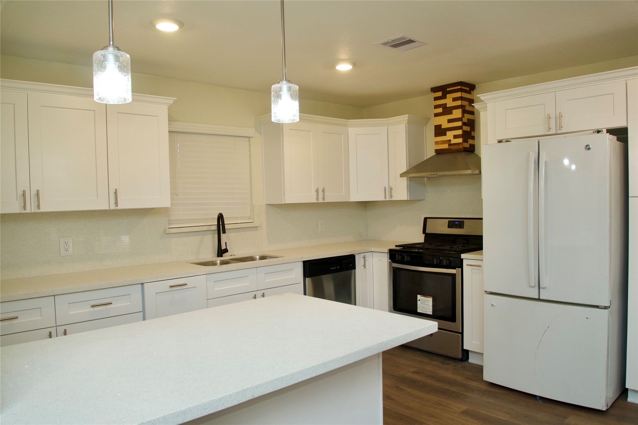 2405 Byron Avenue Property Photo 4