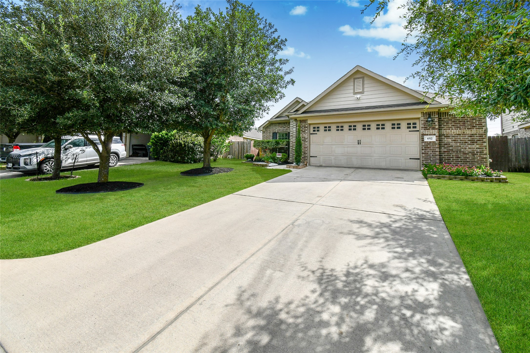 652 Maple Point Drive E Property Photo 3
