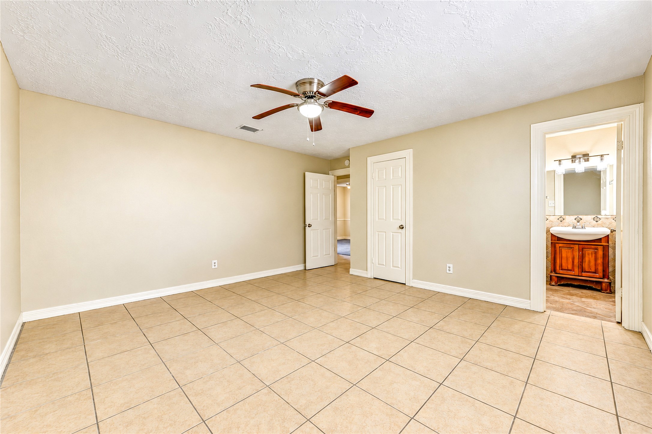 7406 Riptide Drive Property Photo 13