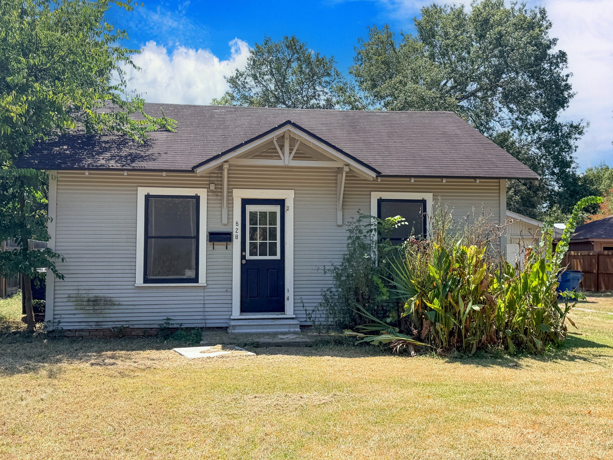 628 Manley Property Photo 1