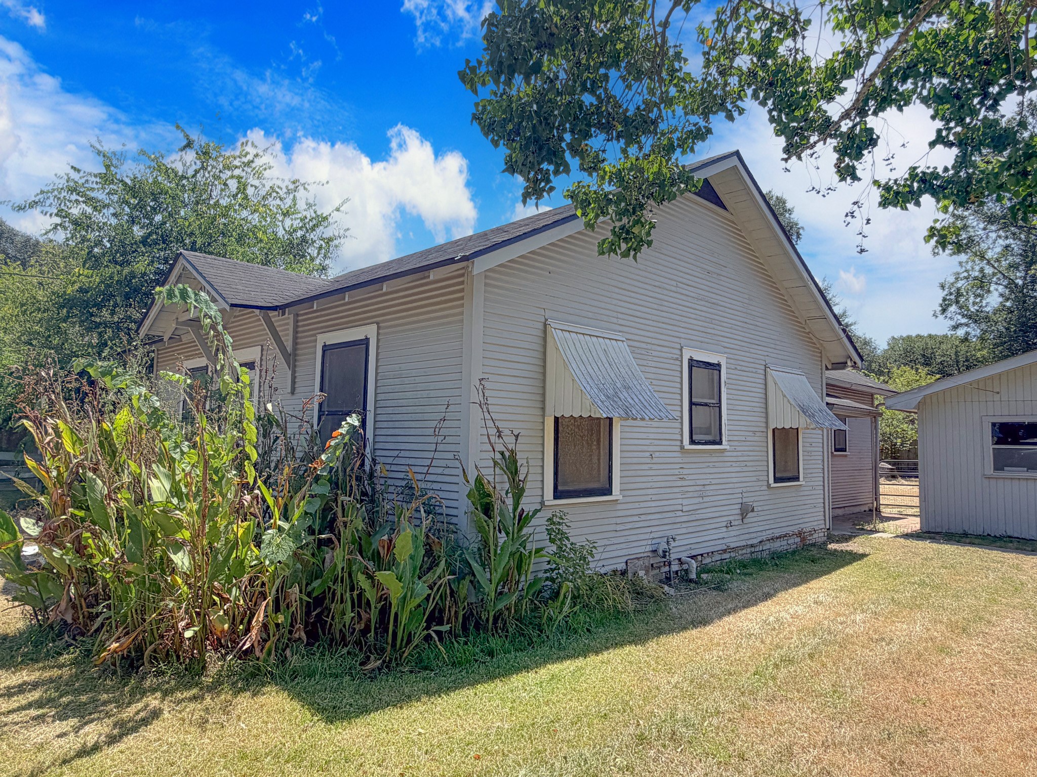 628 Manley Property Photo 2