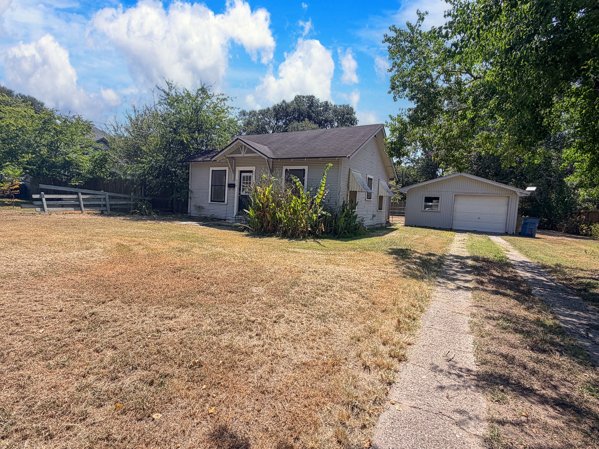 628 Manley Property Photo 3