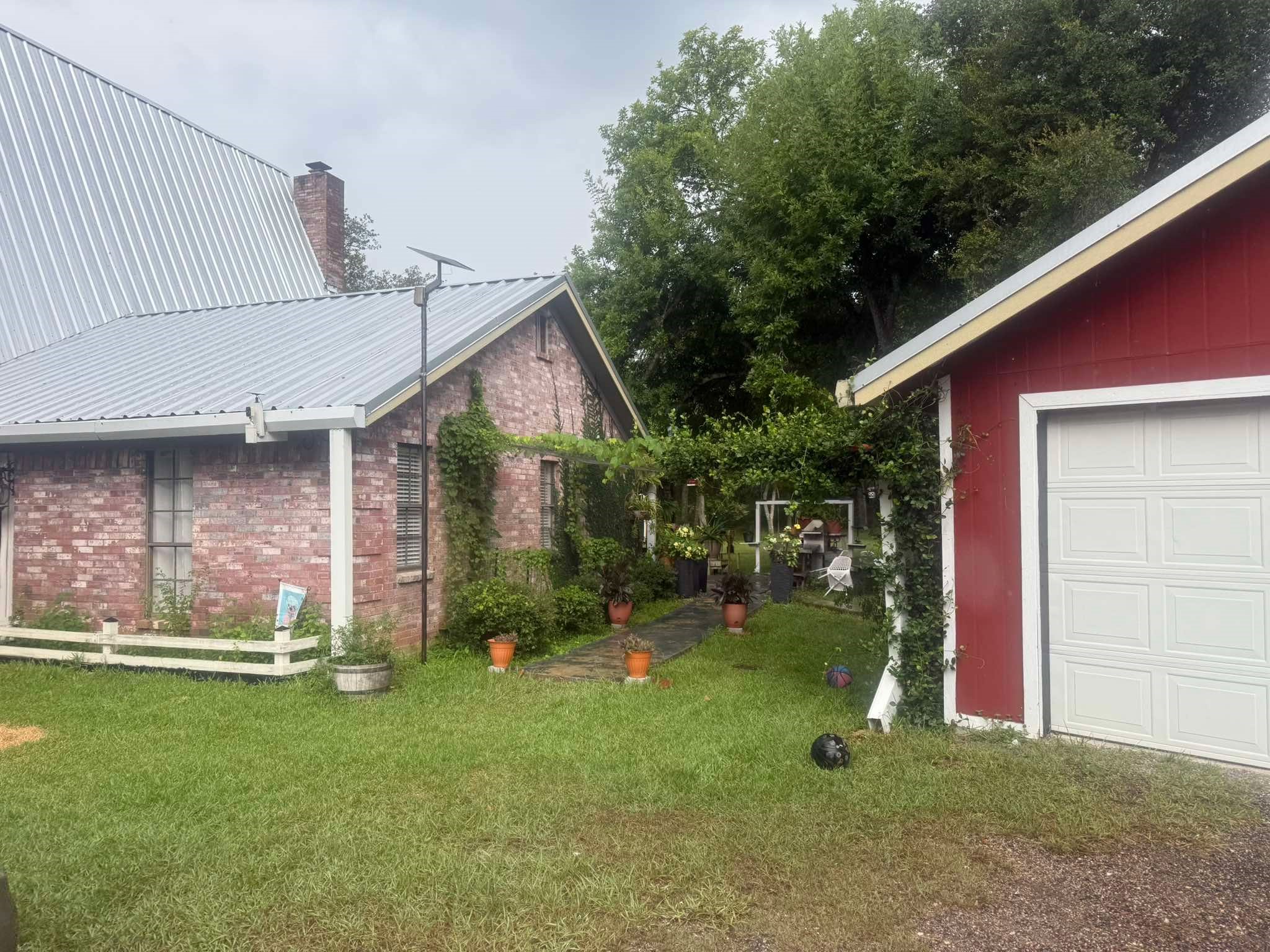 20702 Live Oak Dr Property Photo 4
