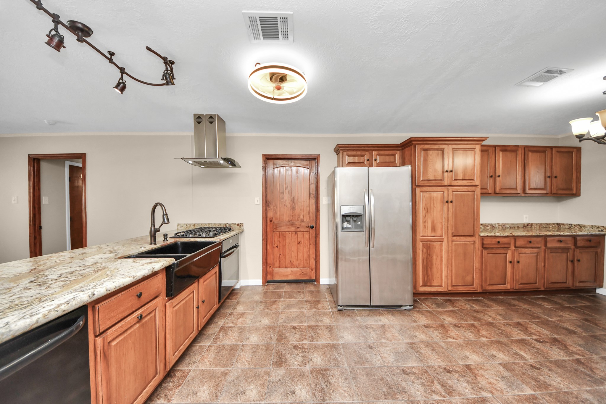 4210 Justin Lane Property Photo 6